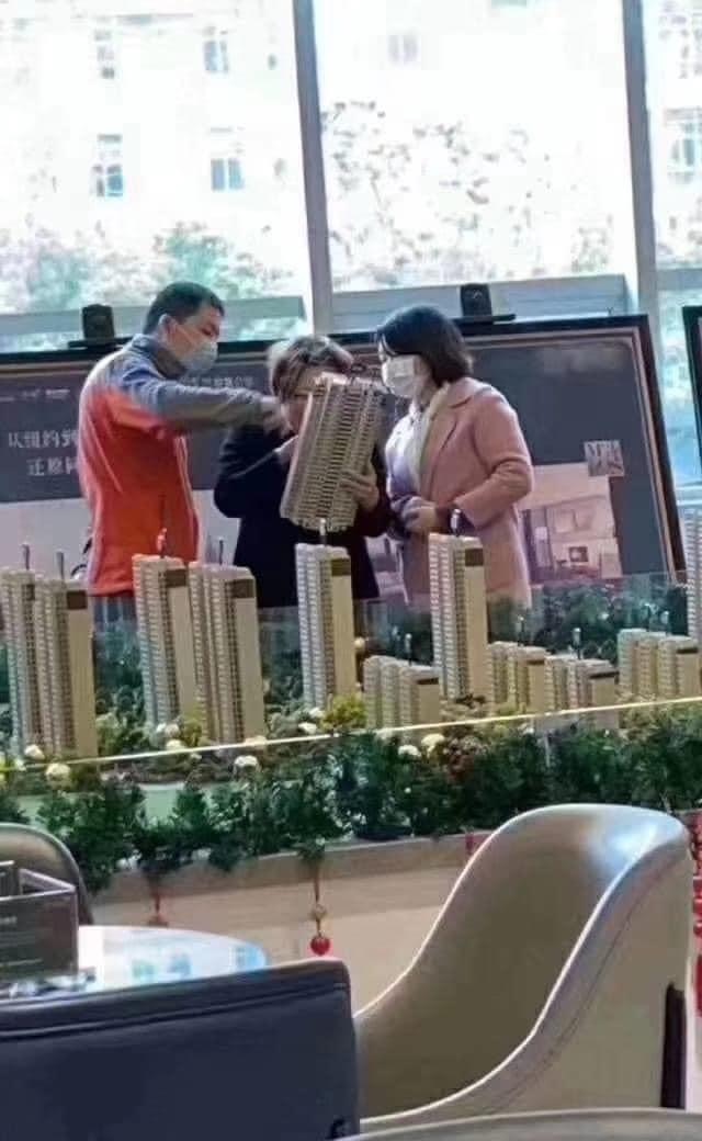 阿嬷在 Showroom 模型前问能不能买整栋