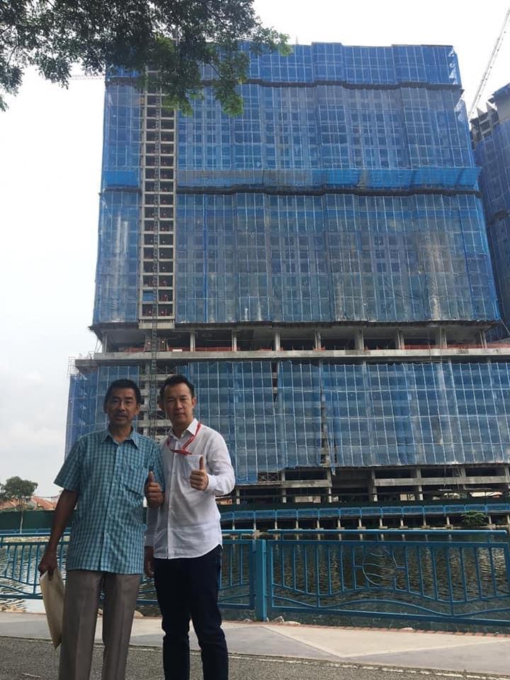Alan 带顾客从 Showroom 到工地现场