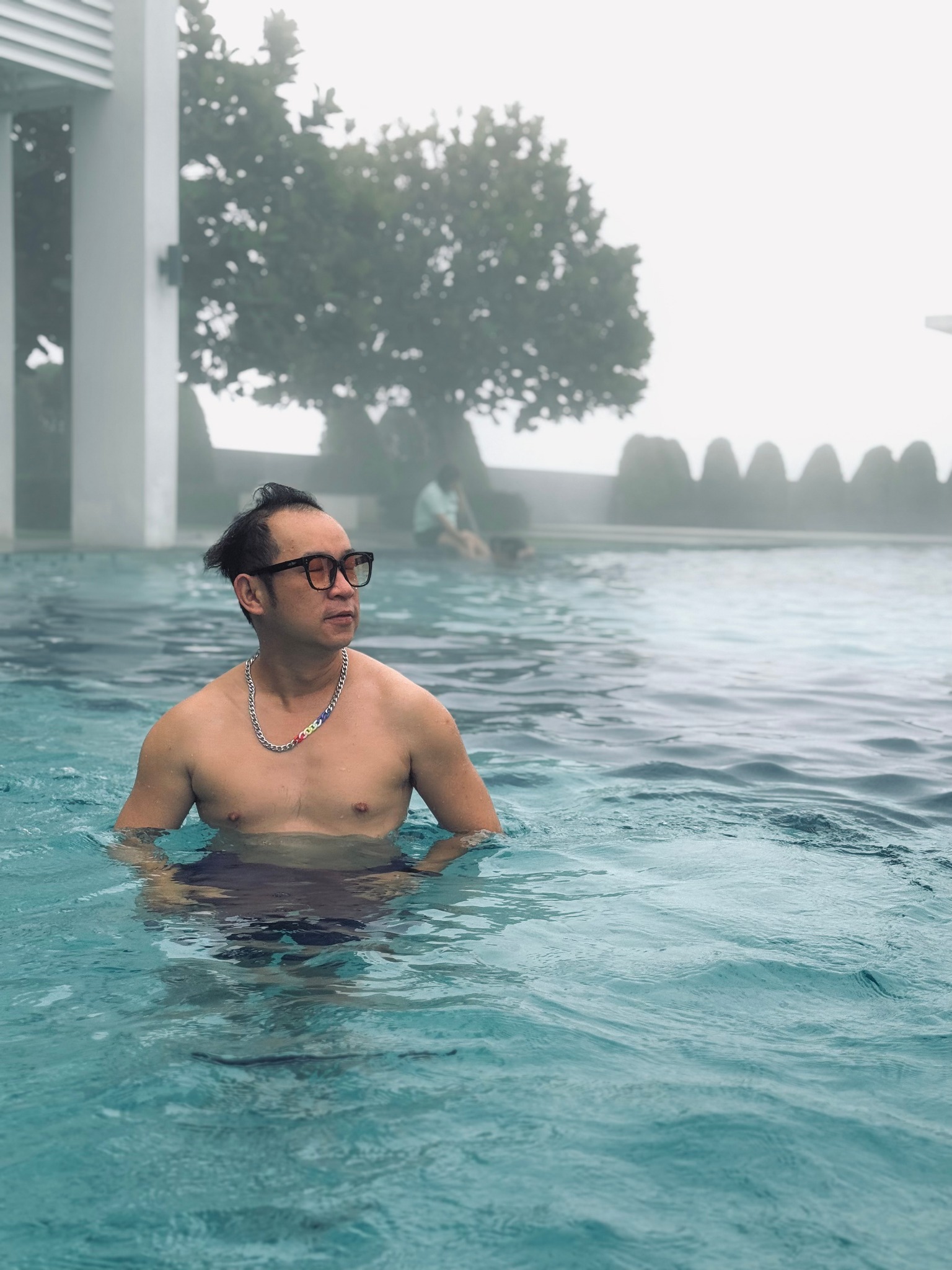 Alan 在 Showroom 泳池亲自下水