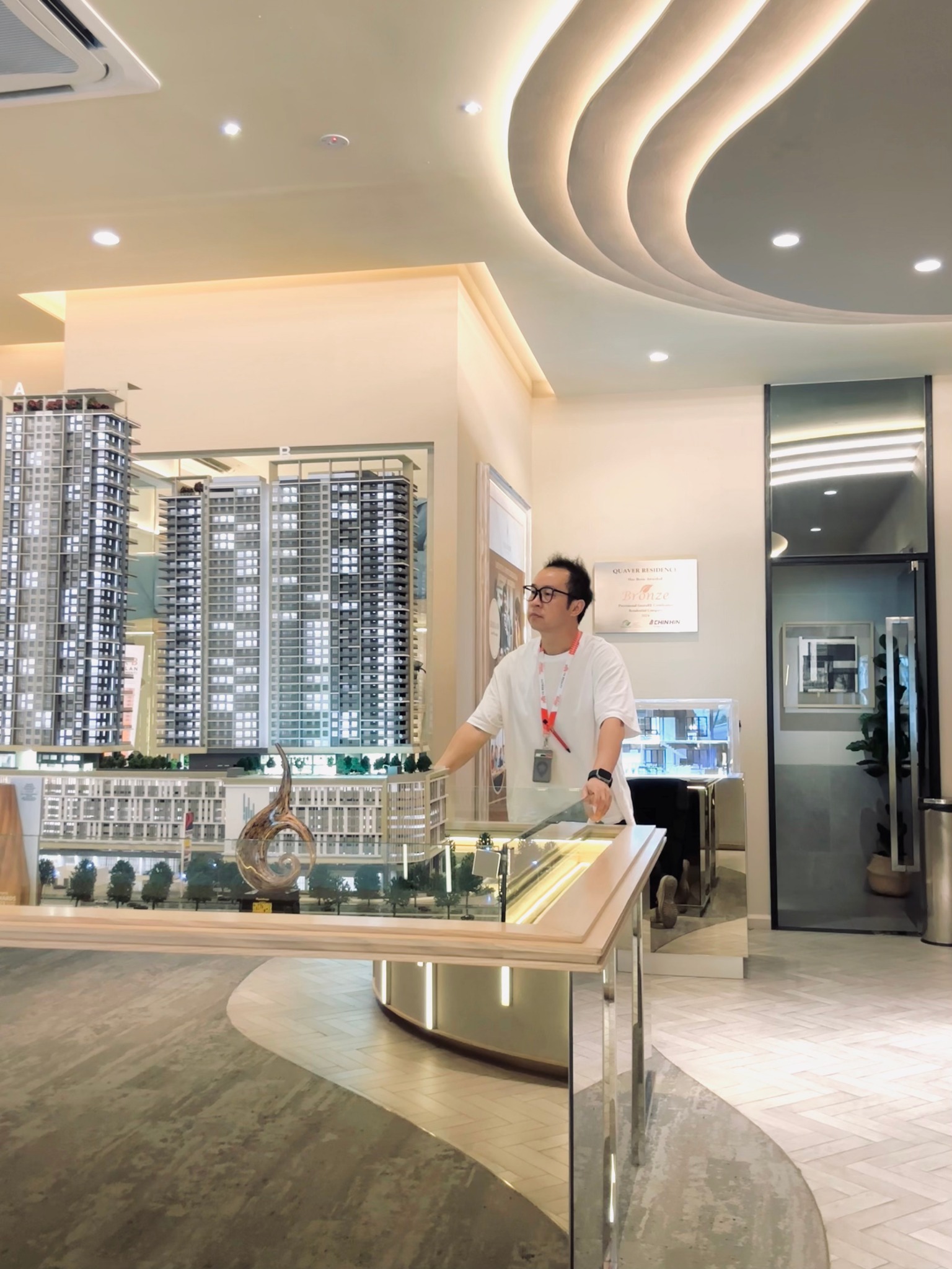 Alan 在 Showroom 等顾客