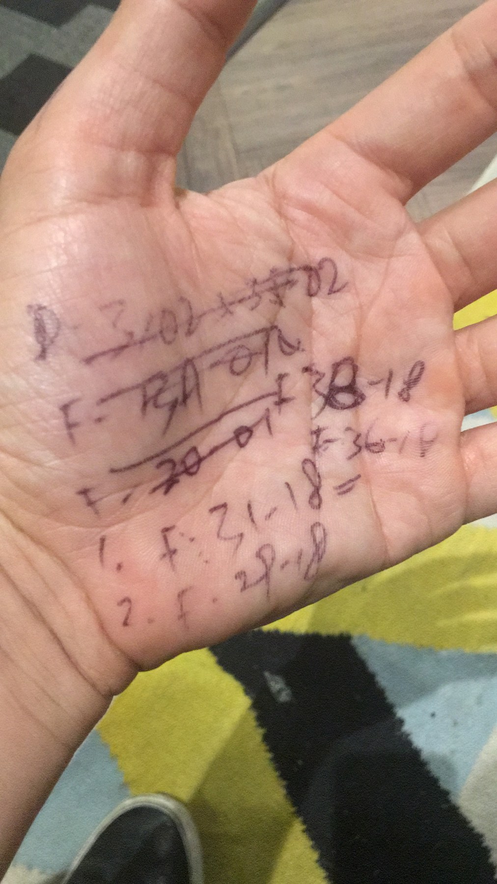 当年顾客抢单位时写满 Unit Number 的手掌